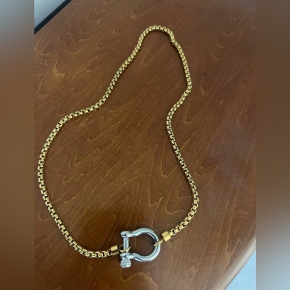 18K Gold & White Gold TwoTone Chunky Horseshoe Carabiner Front Closure Necklace - Picture 6 of 7